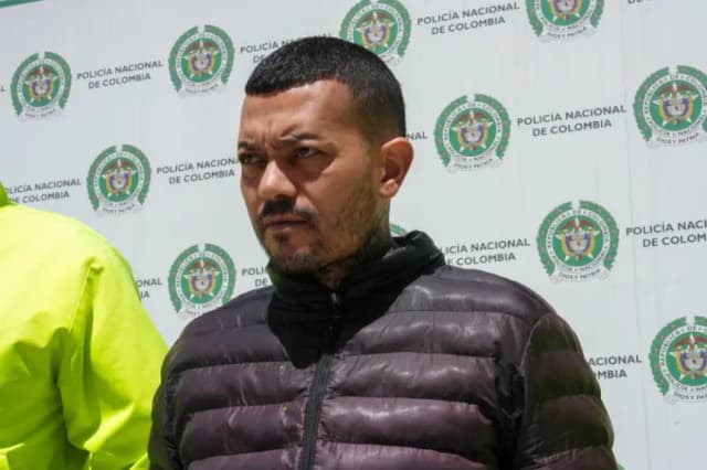Fotografía cedida el 5 de julio de 2025 por la Policía Nacional de Colombia que muestra a Elder José Arteaga Hernández, alias "el Costeño", escoltado por la Policía luego de su captura en Bogotá (Colombia). EFE/ Policía Nacional de Colombia