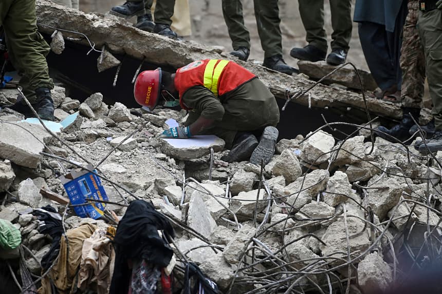 Al menos 16 muertos tras derrumbe de un edificio en la ciudad paquistaní de Karachi