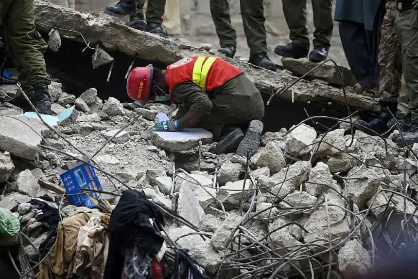 Un rescatista rescata a víctimas entre los escombros tras el derrumbe de un edificio residencial en Karachi (Pakistán) el 4 de julio de 2025. (Rizwan Tabassum/AFP vía Getty Images)