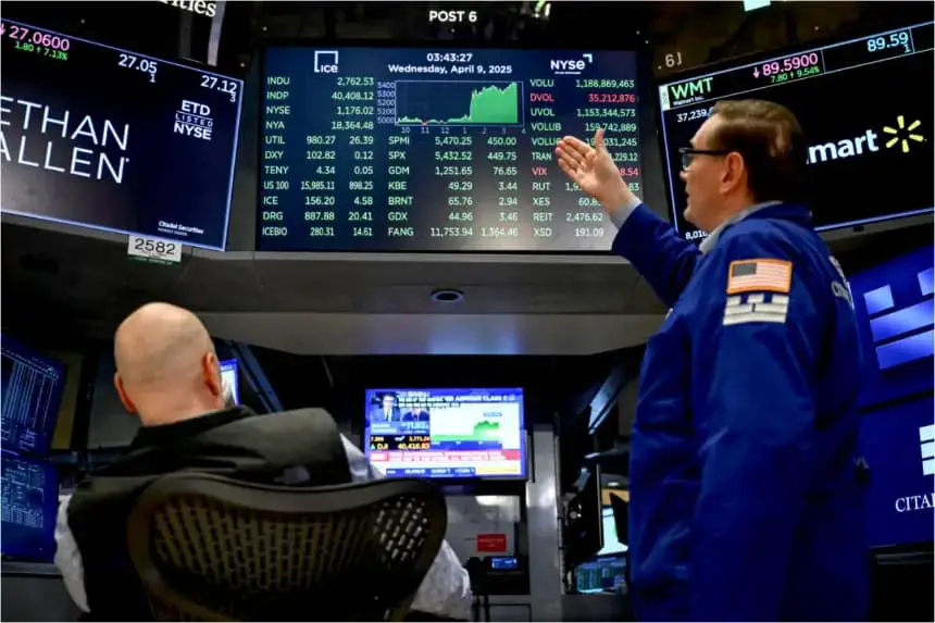 Operadores trabajan en el parqué de la Bolsa de Valores de Nueva York (NYSE) durante las operaciones de la tarde en Nueva York el 9 de abril de 2025. (Angela Weiss/AFP vía Getty Images)