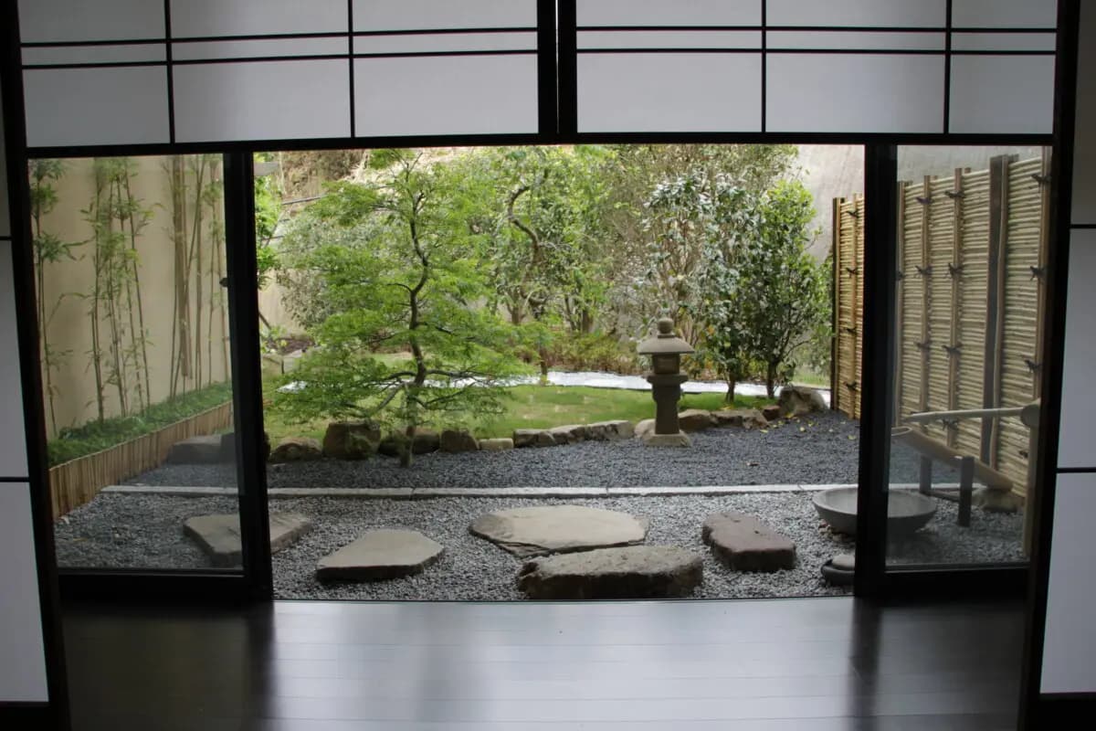 <em>Un sencillo jardín japonés en terrazas. Cortesía de Seiko Goto.</em>
