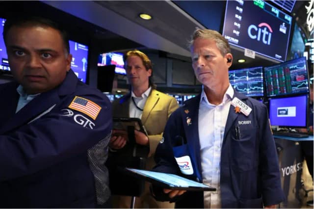Operadores trabajan en el parqué de la Bolsa de Valores de Nueva York durante la apertura del mercado el 30 de junio de 2025. (Timothy A. Clary/AFP vía Getty Images)