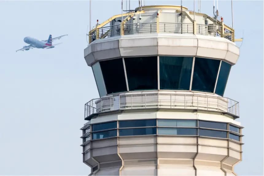 Un Airbus A319 de American Airlines despega frente a la torre de control de tráfico aéreo del Aeropuerto Nacional Ronald Reagan de Washington en Arlington, Virginia, el 11 de enero de 2023. (Saul Loeb/AFP vía Getty Images)