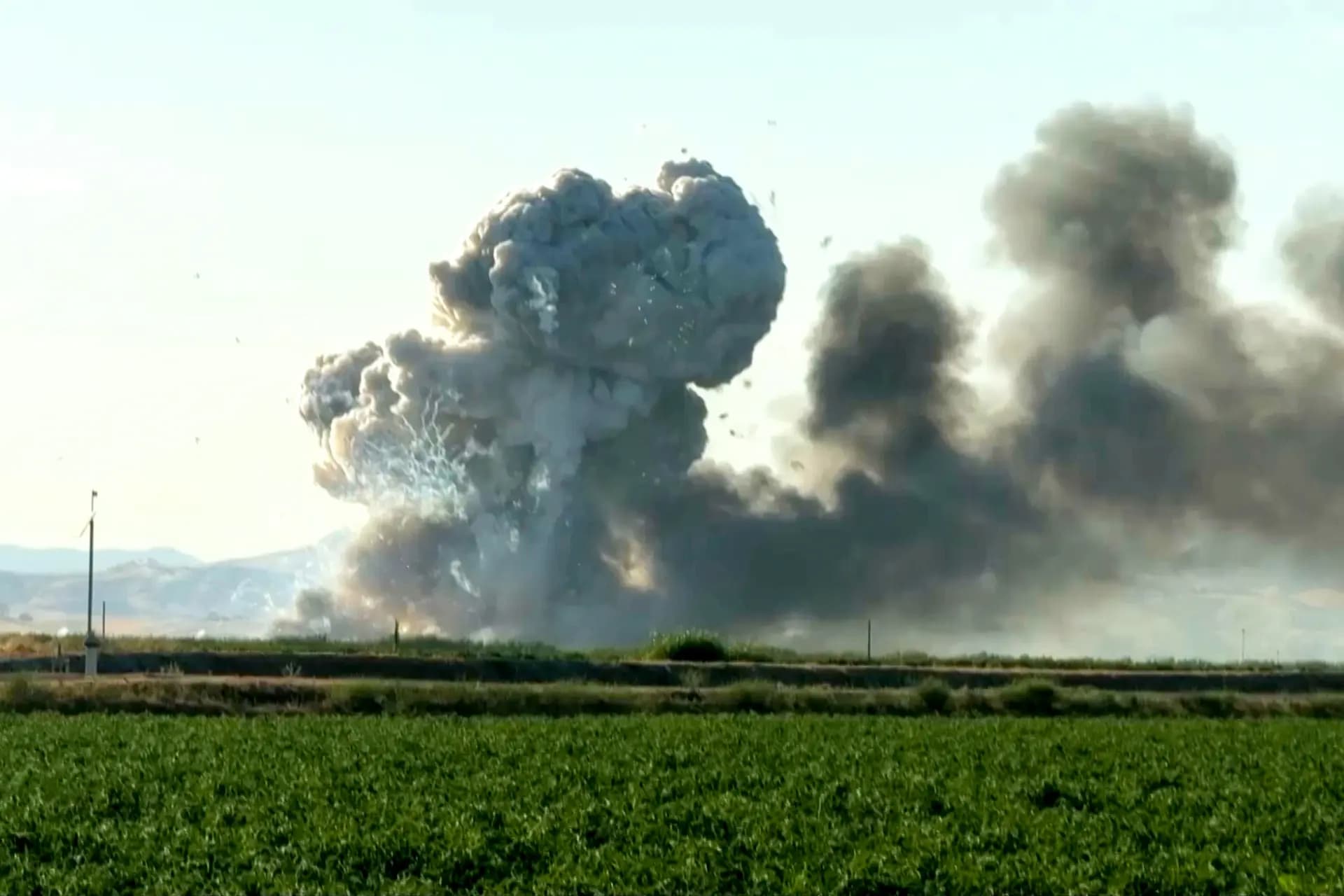 Imagen tomada de un video que muestra el humo y las llamas por la explosión de un almacén de fuegos artificiales en Esparto, California, el 1 de julio de 2025. (Hudson Sheats vía AP)