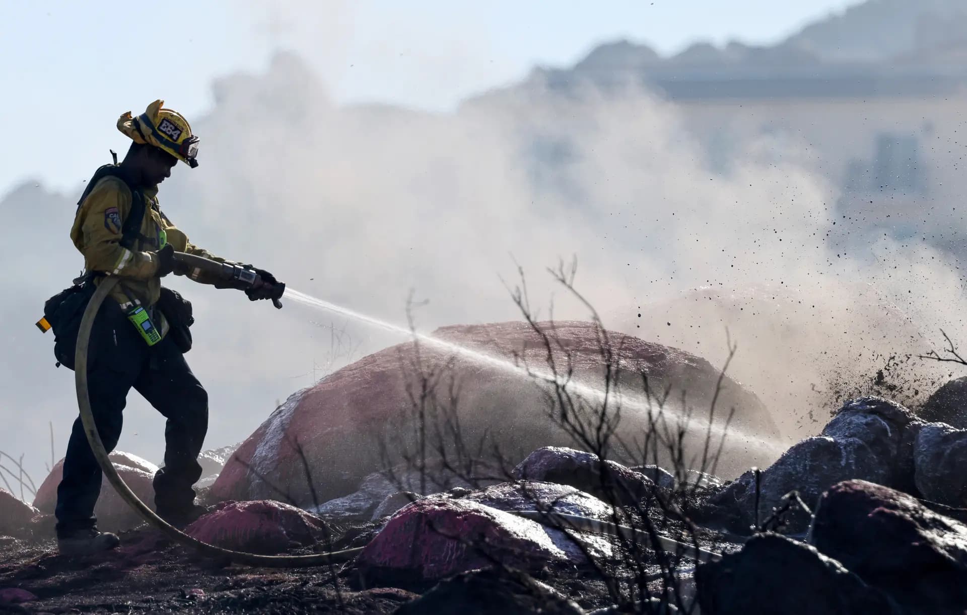 Un bombero combate el incendio Juniper cerca de Perris, California, el 30 de junio de 2025. (Mario Tama/Getty Images)