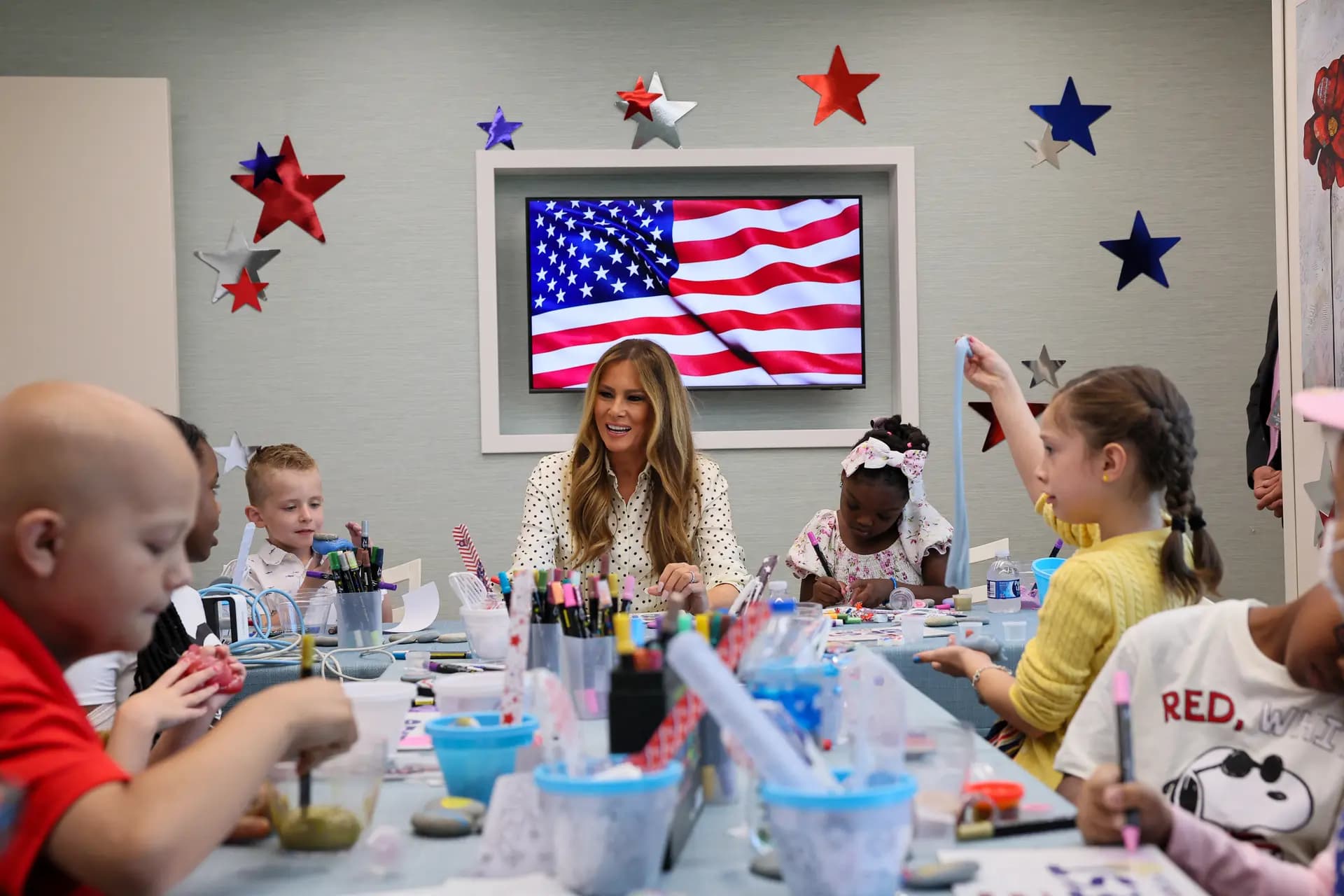 La primera dama Melania Trump participa en una actividad con niños durante una visita al Hospital Nacional Infantil en Washington el 3 de julio de 2025. (Jemal Countess/AFP vía Getty Images)