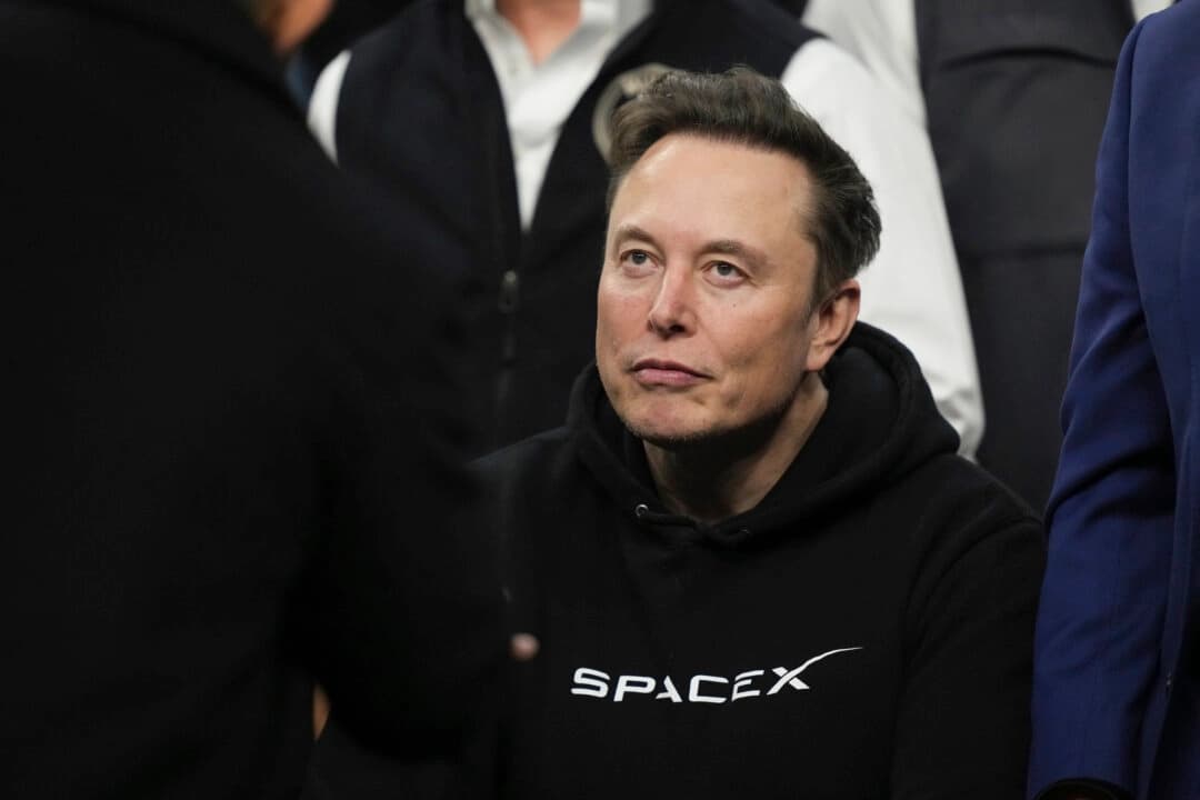 Elon Musk asiste a la final del campeonato de lucha libre de la NCAA en Filadelfia el 22 de marzo de 2025. (Matt Rourke, Archivo/Foto AP)