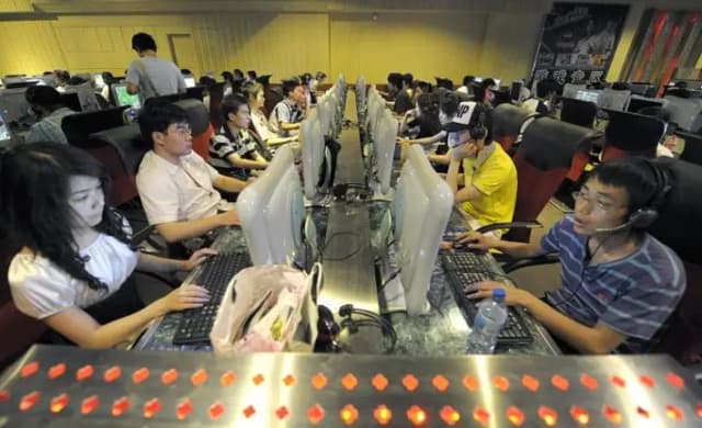 Personas usan computadoras en un cibercafé en Beijing. El régimen chino exige software de censura para todas las computadoras vendidas en China. (Liu Jin/AFP/Getty Images)