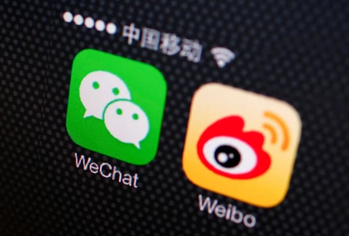 Los iconos de las aplicaciones WeChat y Weibo se ven en un teléfono inteligente en una foto de archivo. (Petar Kujundzic/Reuters)