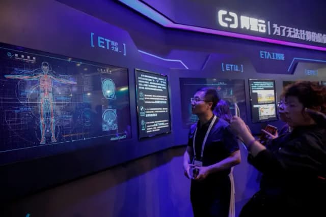El público visita el Centro de Análisis de Datos durante la Exposición Internacional de la Industria de Big Data de China 2017, en el Centro Internacional de Ecoconferencias de Guiyang en Guiyang, China, el 27 de mayo de 2017. (Lintao Zhang/Getty Images)
