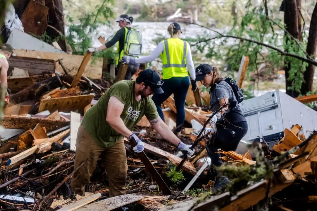 Los equipos de búsqueda y rescate excavan entre los escombros en busca de sobrevivientes o restos de personas arrastradas por las inundaciones repentinas en Hunt, Texas, el 6 de julio de 2025. (Jim Vondruska/Getty Images)