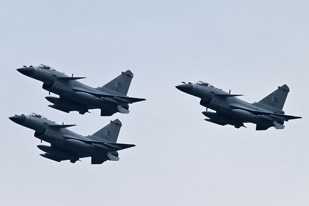 Aviones de combate J-10C de la Fuerza Aérea de Pakistán ensayan en Islamabad, Pakistán, el 21 de marzo de 2024. (Aamir Qureshi/AFP vía Getty Images)