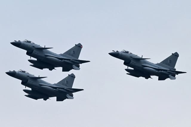 Aviones de combate J-10C de la Fuerza Aérea de Pakistán ensayan en Islamabad, Pakistán, el 21 de marzo de 2024. (Aamir Qureshi/AFP vía Getty Images)