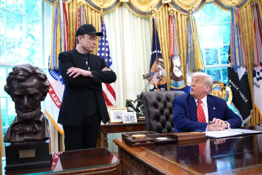 El presidente Donald Trump, acompañado por el director ejecutivo de Tesla, Elon Musk (izquierda), habla con los periodistas en el Despacho Oval de la Casa Blanca el 30 de mayo de 2025. (Kevin Dietsch/Getty Images)