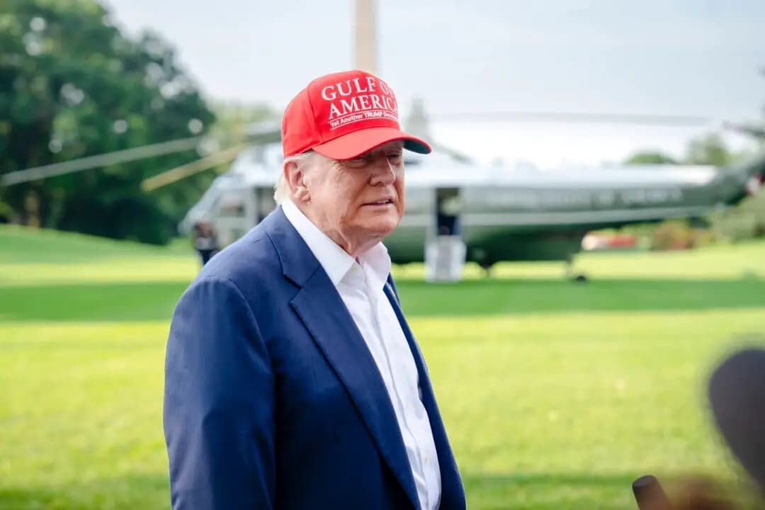 El presidente Donald Trump habla con los periodistas al salir de la Casa Blanca hacia Florida el 1 de julio de 2025. (Madalina Kilroy/The Epoch Times)
