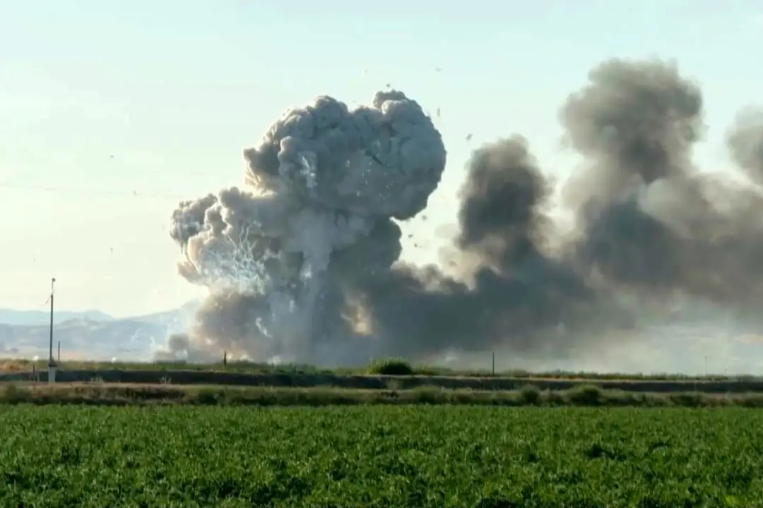 Humo y llamas se elevan tras la explosión de un almacén de fuegos artificiales en Esparto, California, el 1 de julio de 2025, en una imagen fija de un vídeo. (Hudson Sheats vía AP).