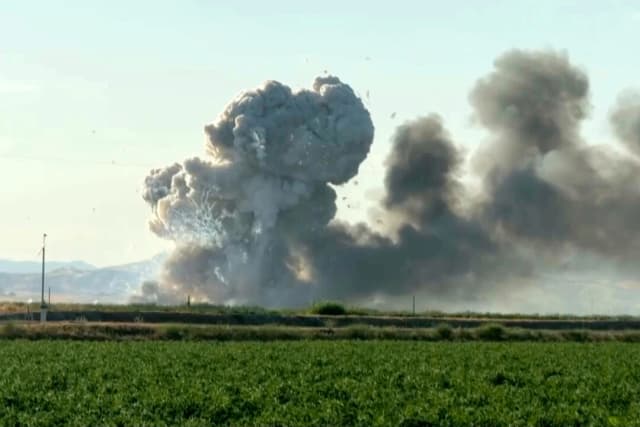 Humo y llamas se elevan tras la explosión de un almacén de fuegos artificiales en Esparto, California, el 1 de julio de 2025, en una imagen fija de un vídeo. (Hudson Sheats vía AP).