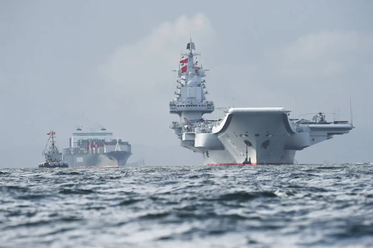 El portaaviones chino Liaoning (derecha) llega a aguas de Hong Kong el 7 de julio de 2017. (Anthony Wallace/AFP a través de Getty Images)