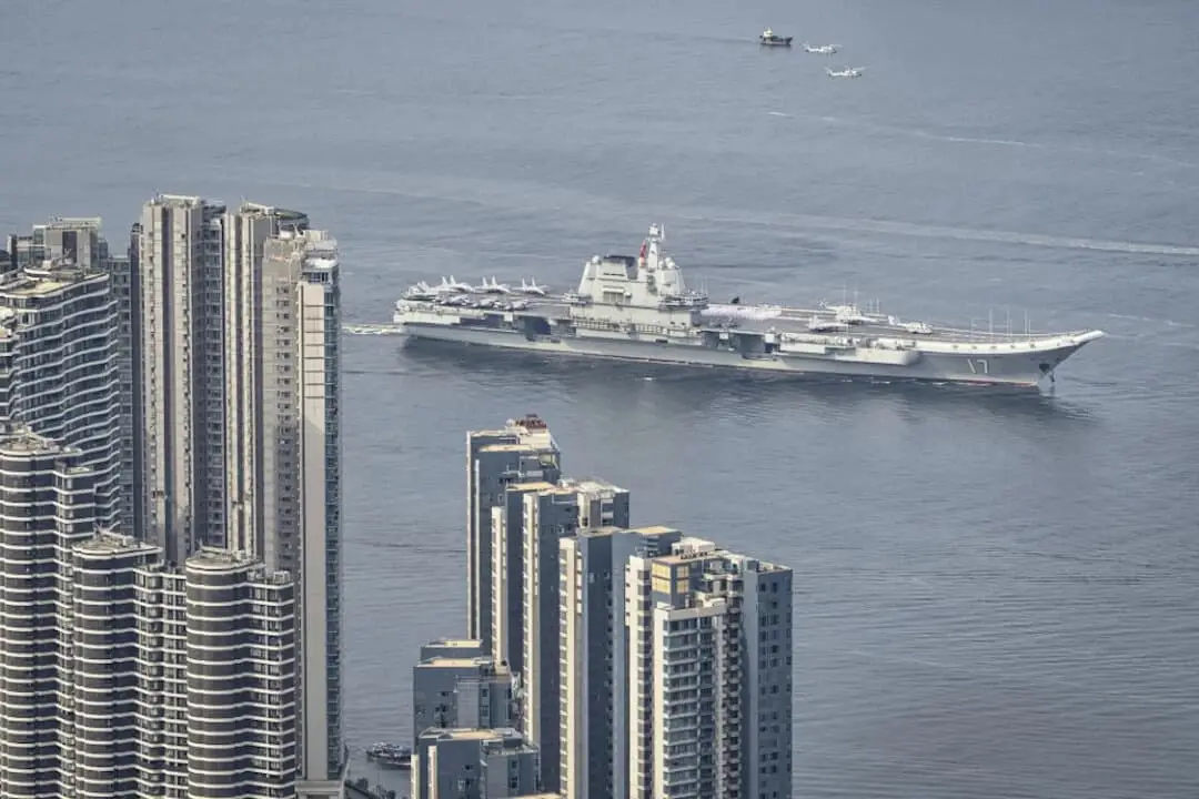 El primer portaaviones construido en China, el Shandong, llega a Hong Kong para hacer escala el 3 de julio de 2025. (Foto AP/Chan Long Hei)