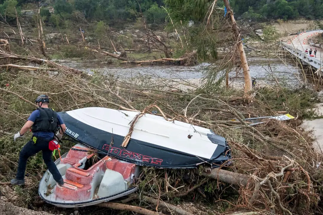 Los equipos de primera respuesta del Departamento de Bomberos de College Station buscan a lo largo de las orillas del río Guadalupe, mientras continúan las labores de rescate tras las graves inundaciones, en Ingram, Texas, el 6 de julio de 2025. (Rodolfo González/AP Photo)
