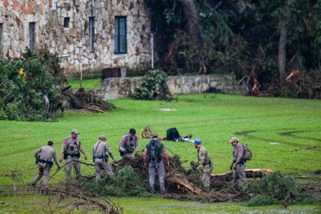 Las autoridades registran los terrenos del Camp Mystic, a orillas del río Guadalupe, tras una riada que arrasó la zona, en Hunt, Texas, el 6 de julio de 2025. (Julio Cortez/AP Photo)