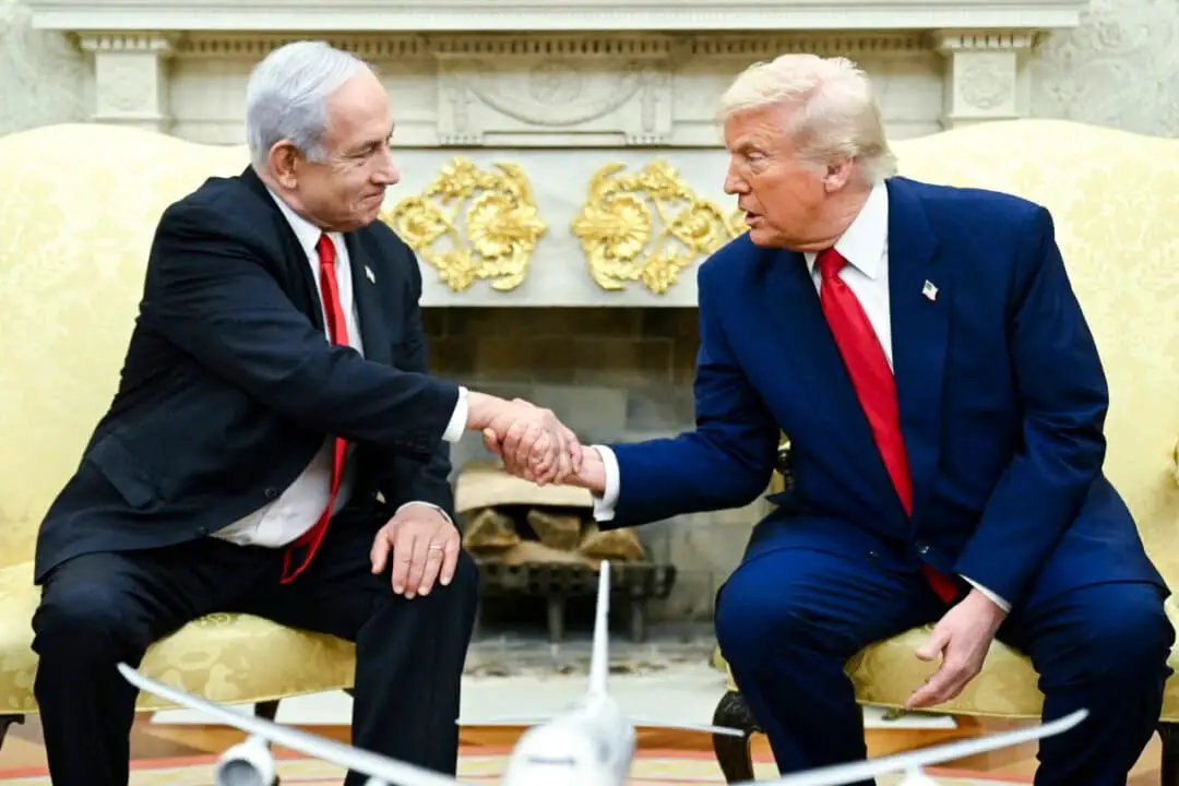 El presidente Donald Trump estrecha la mano del primer ministro israelí, Benjamin Netanyahu, durante una reunión en el Despacho Oval de la Casa Blanca el 7 de abril de 2025. (Saul Loeb/AFP a través de Getty Images)