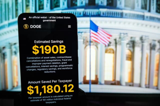 En esta ilustración fotográfica se muestra la página web del Departamento de Eficiencia Gubernamental (DOGE) en un teléfono. (Oleksii Pydsosonnii/The Epoch Times)
