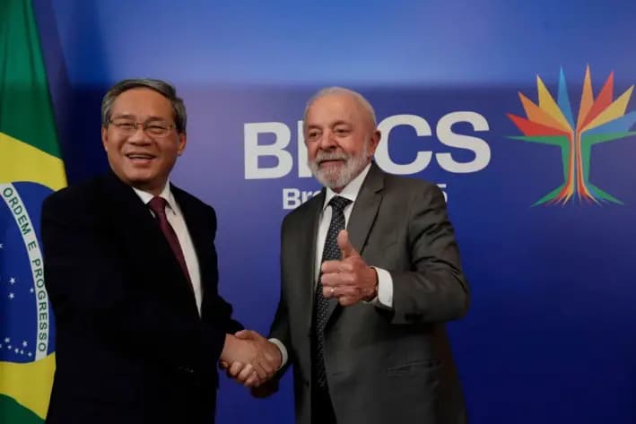 El presidente brasileño Luiz Inácio Lula da Silva y el primer ministro chino Li Qiang en la 17.° cumbre anual de los BRICS en Río de Janeiro, el 5 de julio de 2025. (Bruna Prado/AP Photo)