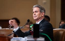 Trabajadores con visa H-1B deberían formar a estadounidenses y "volver a casa": Tesoro de EE. UU.