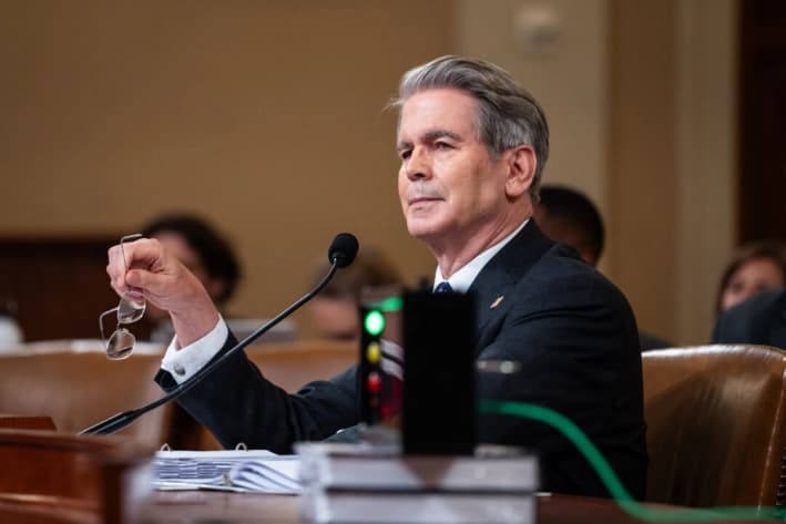 Trabajadores con visa H-1B deberían formar a estadounidenses y "volver a casa": Tesoro de EE. UU.