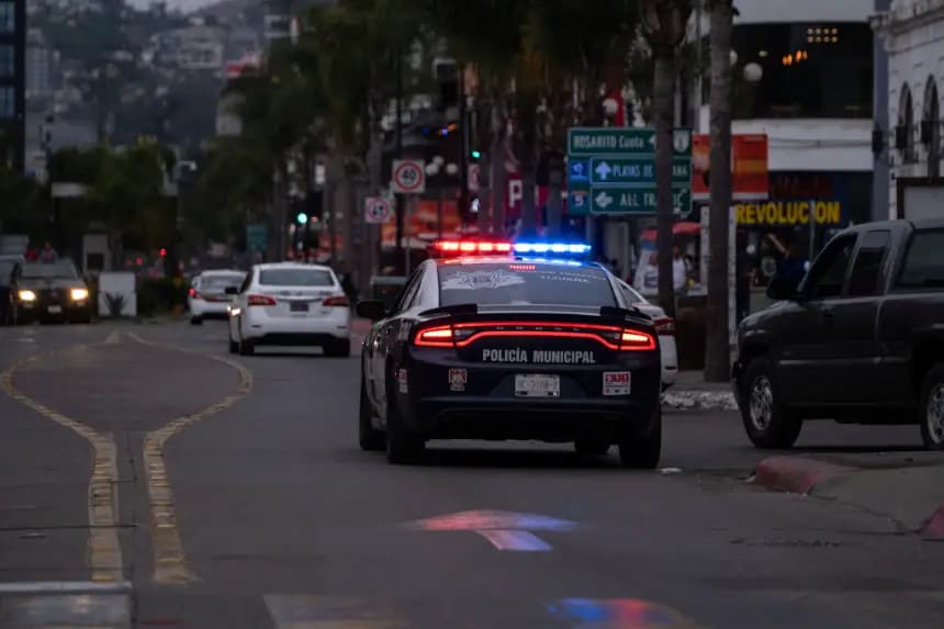Un vehículo policial patrulla en el centro de Tijuana, estado de Baja California, México, el 1 de junio de 2024. (Guillermo Arias/AFP vía Getty Images)