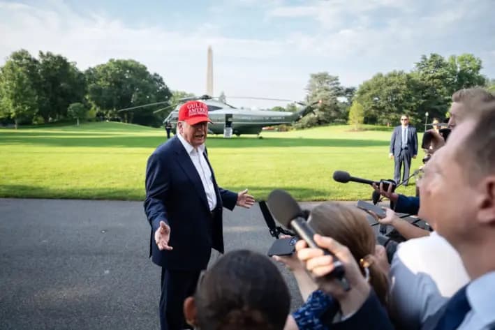 El presidente Donald Trump habla con periodistas antes de partir hacia Florida desde la Casa Blanca, el 1 de julio de 2025. (Madalina Kilroy/The Epoch Times)