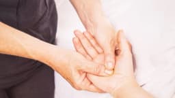 Masaje de acupuntura y recetas medicinales ancestrales para tonificar los riñones