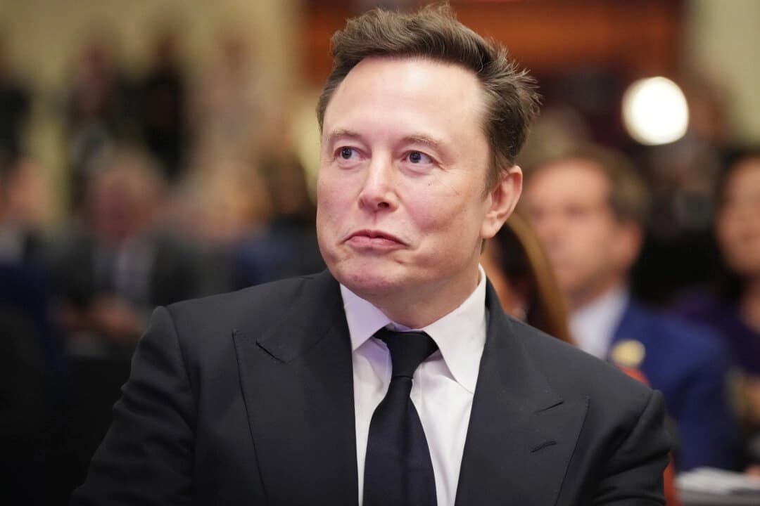 Elon Musk escucha al entonces presidente electo Donald Trump durante una reunión de la Conferencia Republicana de la Cámara de Representantes en el Hyatt Regency de Capitol Hill, en Washington, el 13 de noviembre de 2024. (Andrew Harnik/Getty Images)