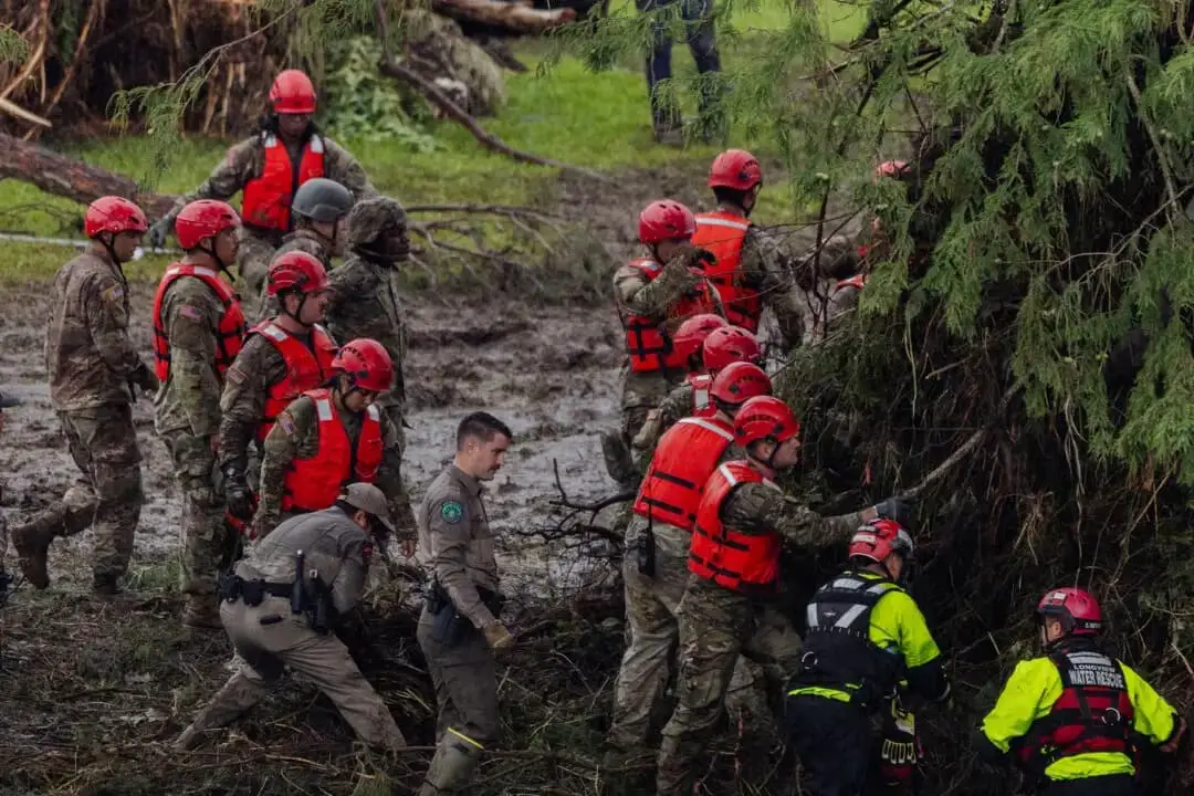 Los equipos de búsqueda y rescate excavan entre los escombros en busca de supervivientes o restos de personas arrastradas por las inundaciones repentinas en Camp Mystic, en Hunt (Texas), el 6 de julio de 2025. (Jim Vondruska/Getty Images)