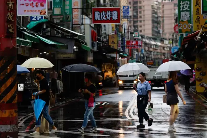 La gente cruza la calle durante la lluvia en Taipei, Taiwán, el 7 de julio de 2025. EFE/EPA/Ritchie B. Tongo