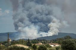 El 7 de julio de 2025 se declaró un incendio cerca de la ciudad de Narbona, en el suroeste de Francia. (Idriss Bigou-Gilles/AFP vía Getty Images)