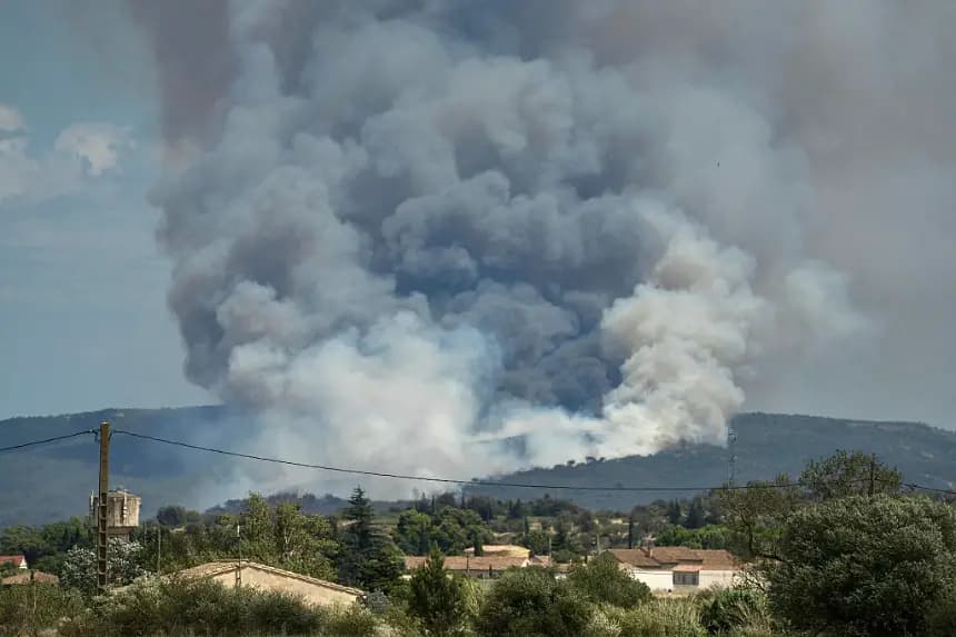 El 7 de julio de 2025 se declaró un incendio cerca de la ciudad de Narbona, en el suroeste de Francia. (Idriss Bigou-Gilles/AFP vía Getty Images)