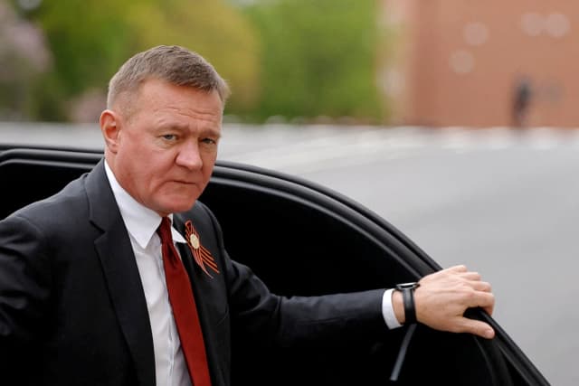 El ministro de Transporte ruso, Roman Starovoit, llega a una reunión del presidente Vladimir Putin con el presidente venezolano Nicolás Maduro en el Kremlin, en Moscú, Rusia, el 7 de mayo de 2025. (Maxim Shemetov/Reuters)