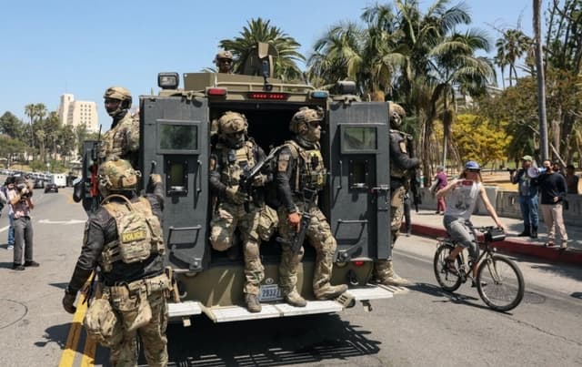 Alcaldesa de Los Ángeles se enfrenta a agentes federales de inmigración en MacArthur Park