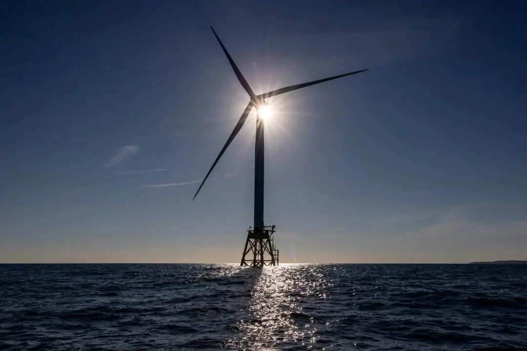Fotografía de archivo sin fecha de un aerogenerador cerca de Block Island, Rhode Island, el 7 de julio de 2022. (John Moore/Getty Images).