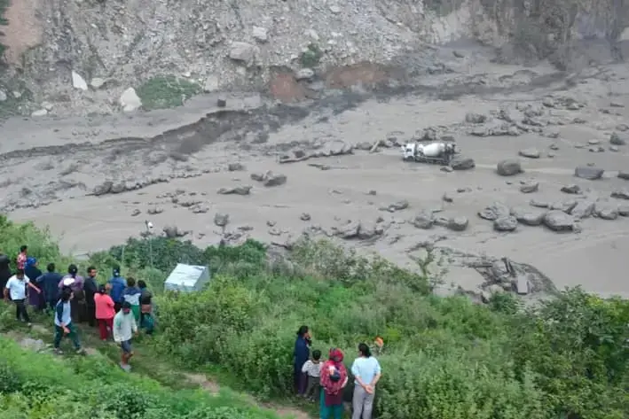 La gente observa los daños causados ​​por las inundaciones en el río Bhotekoshi, a 120 kilómetros (75 millas) al norte de Katmandú, Nepal, el 8 de julio de 2025. (Ejército de Nepal vía AP)