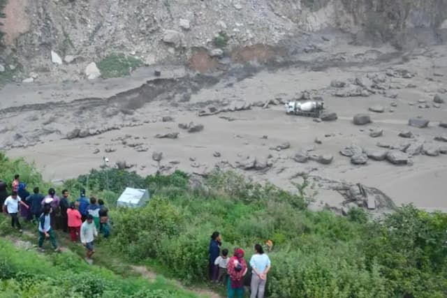La gente observa los daños causados ​​por las inundaciones en el río Bhotekoshi, a 120 kilómetros (75 millas) al norte de Katmandú, Nepal, el 8 de julio de 2025. (Ejército de Nepal vía AP)
