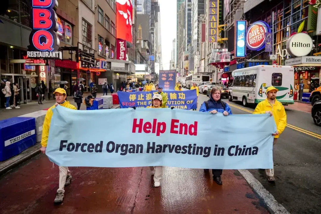 Practicantes de Falun Gong participan en un desfile para celebrar el Día Mundial de Falun Dafa y pedir el fin de la persecución en China, en la ciudad de Nueva York, el 10 de mayo de 2024. (Samira Bouaou/The Epoch Times)