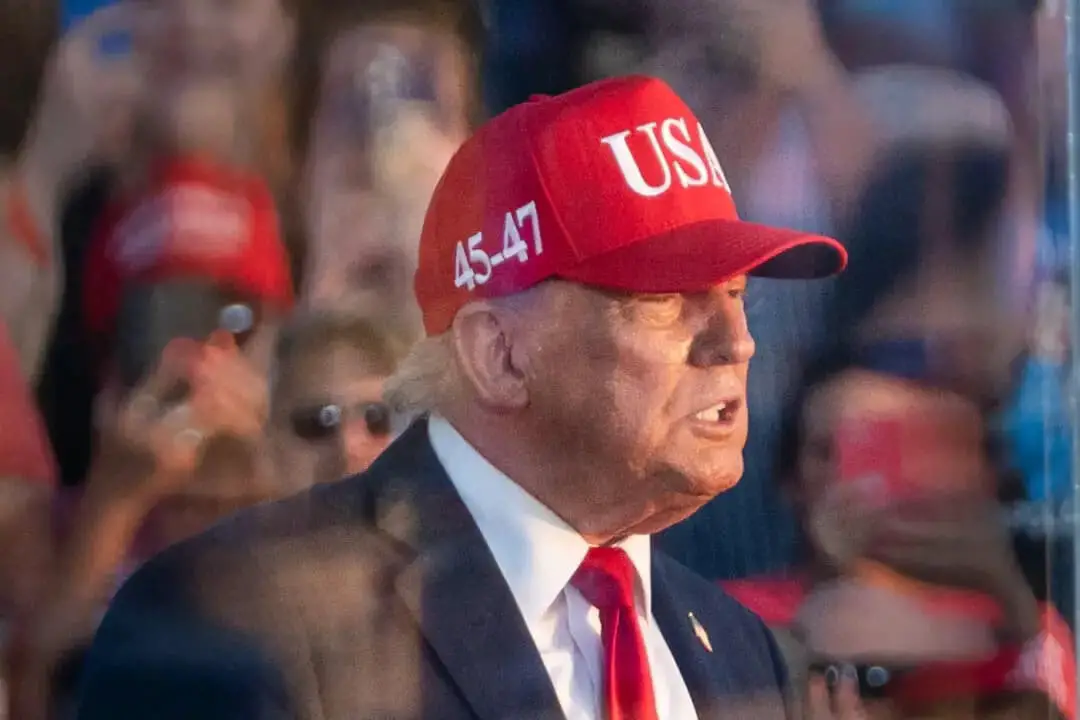 El presidente Donald Trump abandona el recinto ferial del estado de Iowa tras pronunciar un discurso durante el inicio de los actos conmemorativos del 250.º aniversario de la firma de la Declaración de Independencia, en Des Moines, Iowa, el 3 de julio de 2025. (Madalina Kilroy/The Epoch Times)