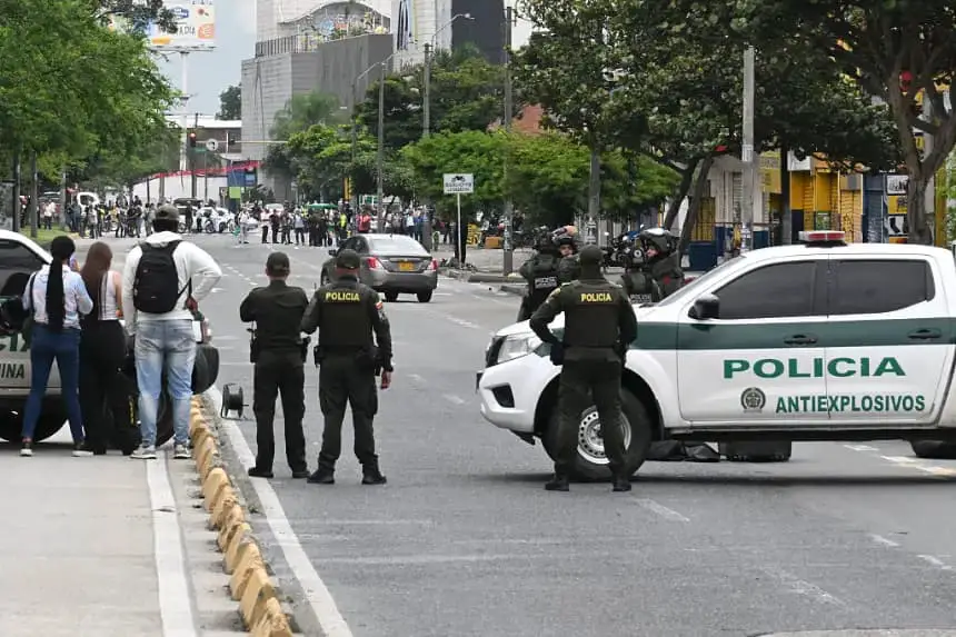 Policías antiexplosivos colombianos realizan una detonación controlada durante la búsqueda de explosivos en un vehículo abandonado en una calle de Cali, Colombia, el 13 de junio de 2025. (Joaquín Sarmiento/AFP vía Getty Images)