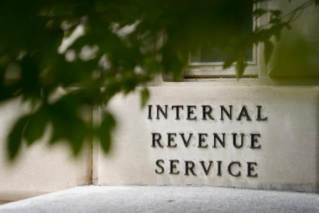 El letrero fuera del edificio del IRS en Washington el 4 de mayo de 2021. (AP Photo/Patrick Semansky, archivo)