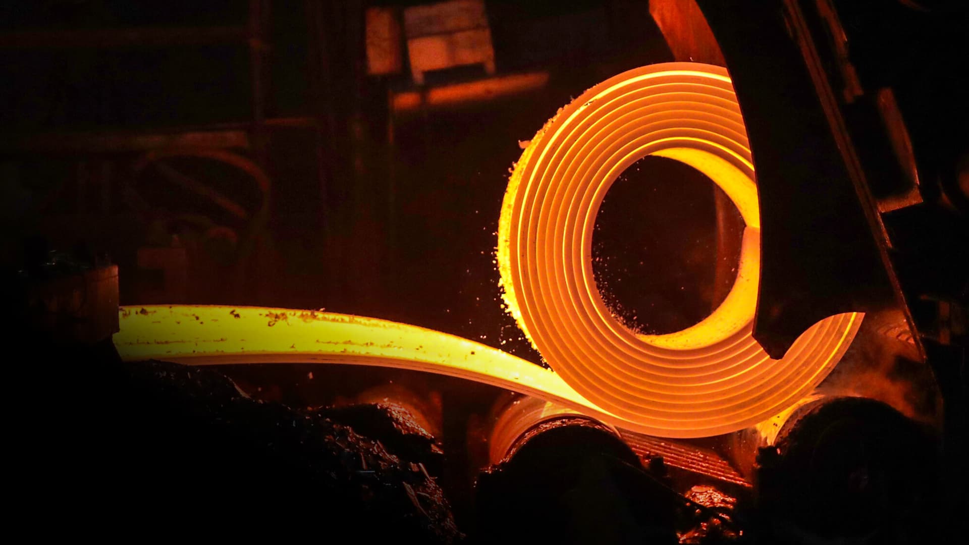 Una placa de acero se calienta y se lamina en una bobina de acero en la acería NLMK Indiana, en Portage, Indiana, el 15 de marzo de 2018. La acería utiliza chatarra reciclada, fundida en un horno de arco eléctrico, para producir acero nuevo. (Scott Olson/Getty Images).