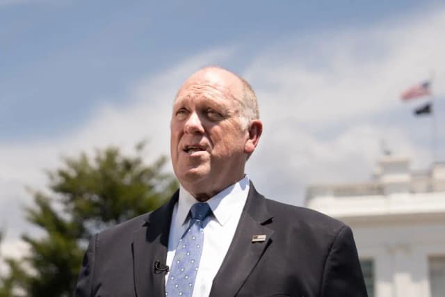 El zar de la frontera de la Casa Blanca, Tom Homan, habla con los medios de comunicación en la Casa Blanca el 30 de junio de 2025. (Madalina Kilroy/The Epoch Times)