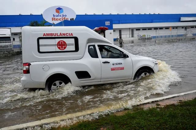 Una ambulancia se ve en una imagen de archivo. (Patrik Stollarz/AFP vía Getty Images)